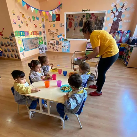 Pasitos Mágicos niños en comedor